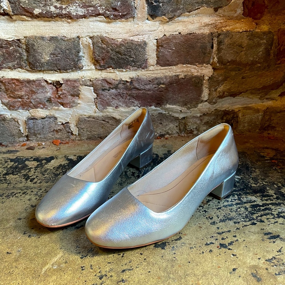 CLARKS silver low heel pump